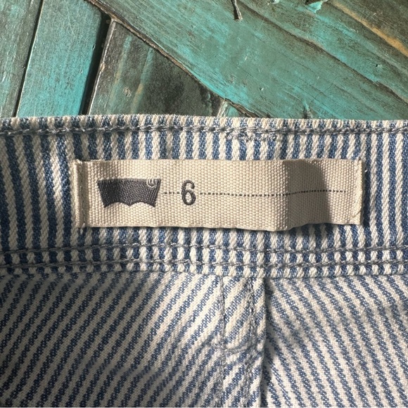 Levi's Cuffed Bermuda Women's Size 28 Blue White Pinstripes Denim Jean Shorts - Picture 10 of 15